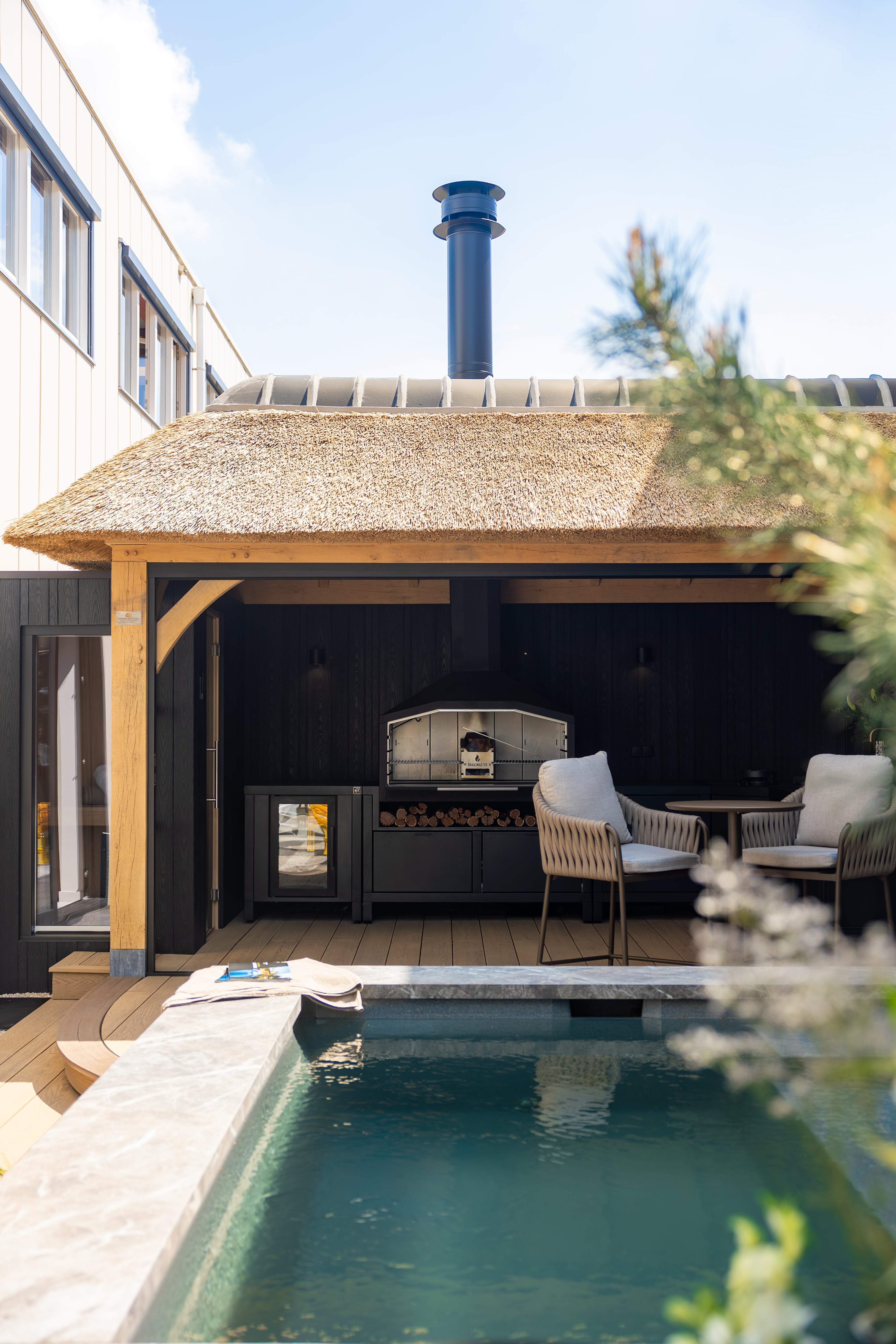 BBQ overkapping bij jouw buitenkeuken: Heeren van Eijck x Roostr