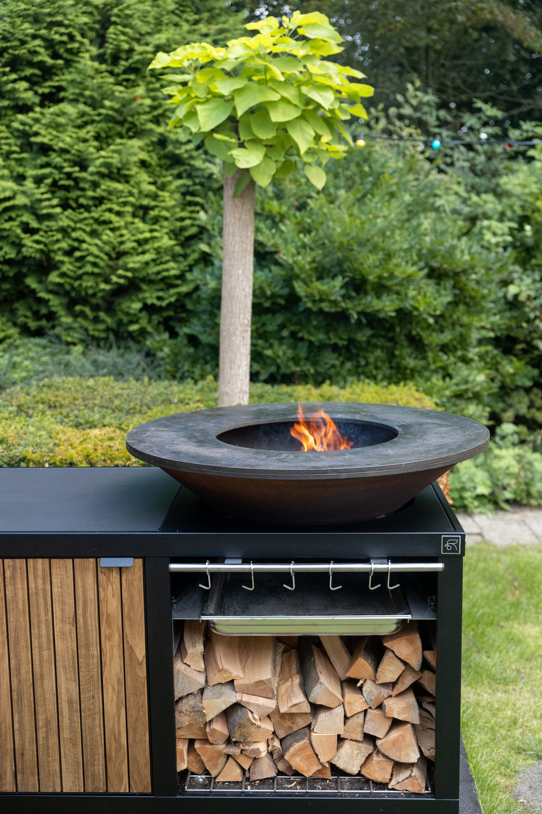 Buitenkeuken met een ingebouwde OFYR