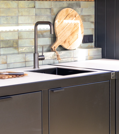 Waschbecken und Wasserhahn aus Gun Metal