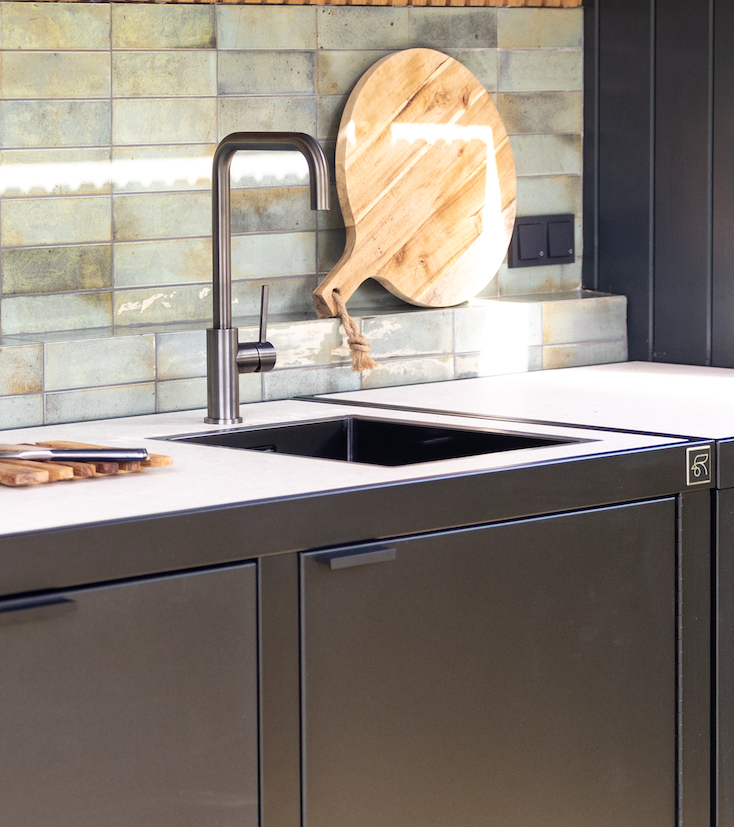 Waschbecken und Wasserhahn aus Gun Metal